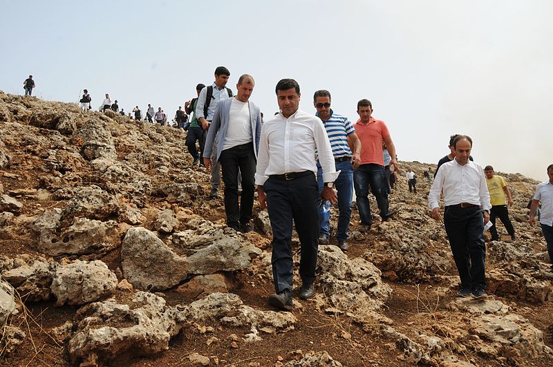 Selahattin Demirtas (en el centro, con camisa blanca), en la frontera turcosiria en el año 2015.