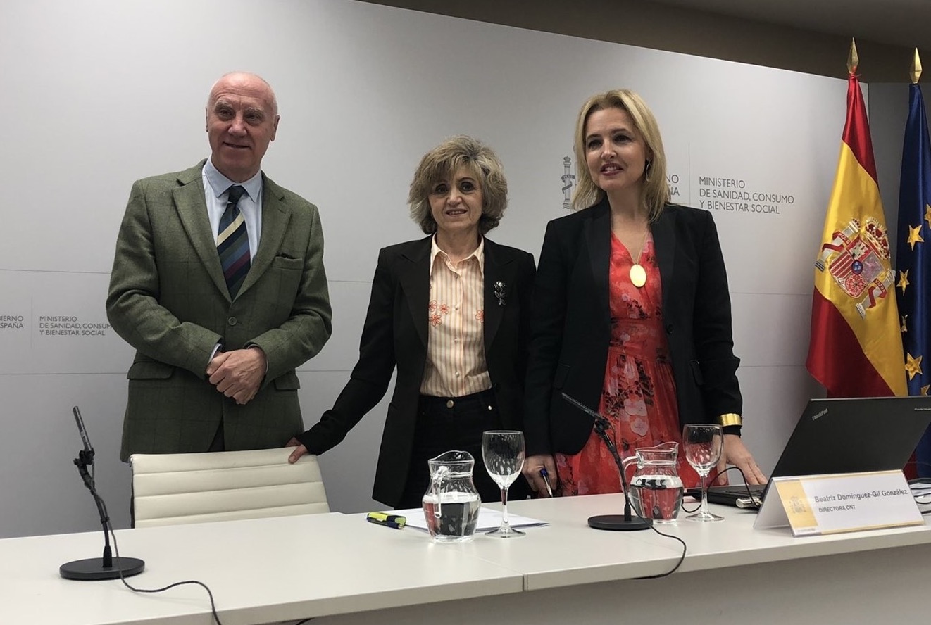 La ministra de Sanidad junto a la directora de la ONT Beatriz Domínguez-Gil