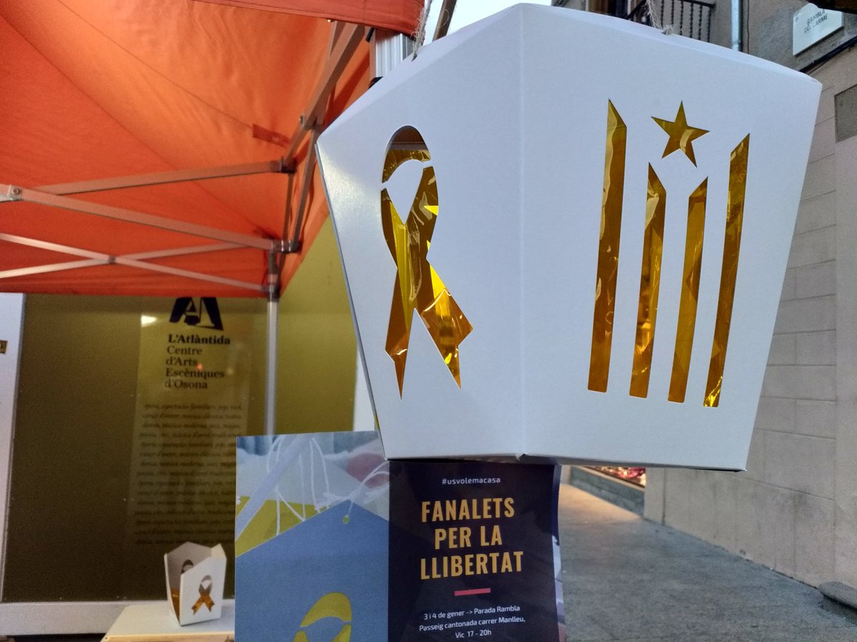 Farolillos independentistas, a la venta en Vic para recibir a los Reyes Magos.