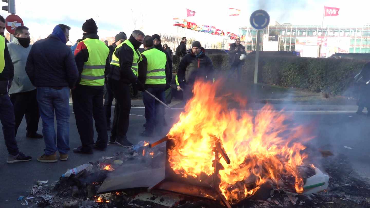 Una hoguera frente a Ifema durante la protesta del taxi.