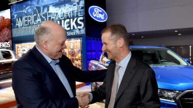 Volkswagen se alía con Ford para desarrollar vehículos comerciales