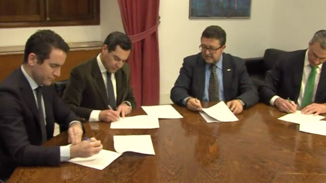 Las delegaciones de PP y Vox firman el acuerdo que permite la investidura de Moreno