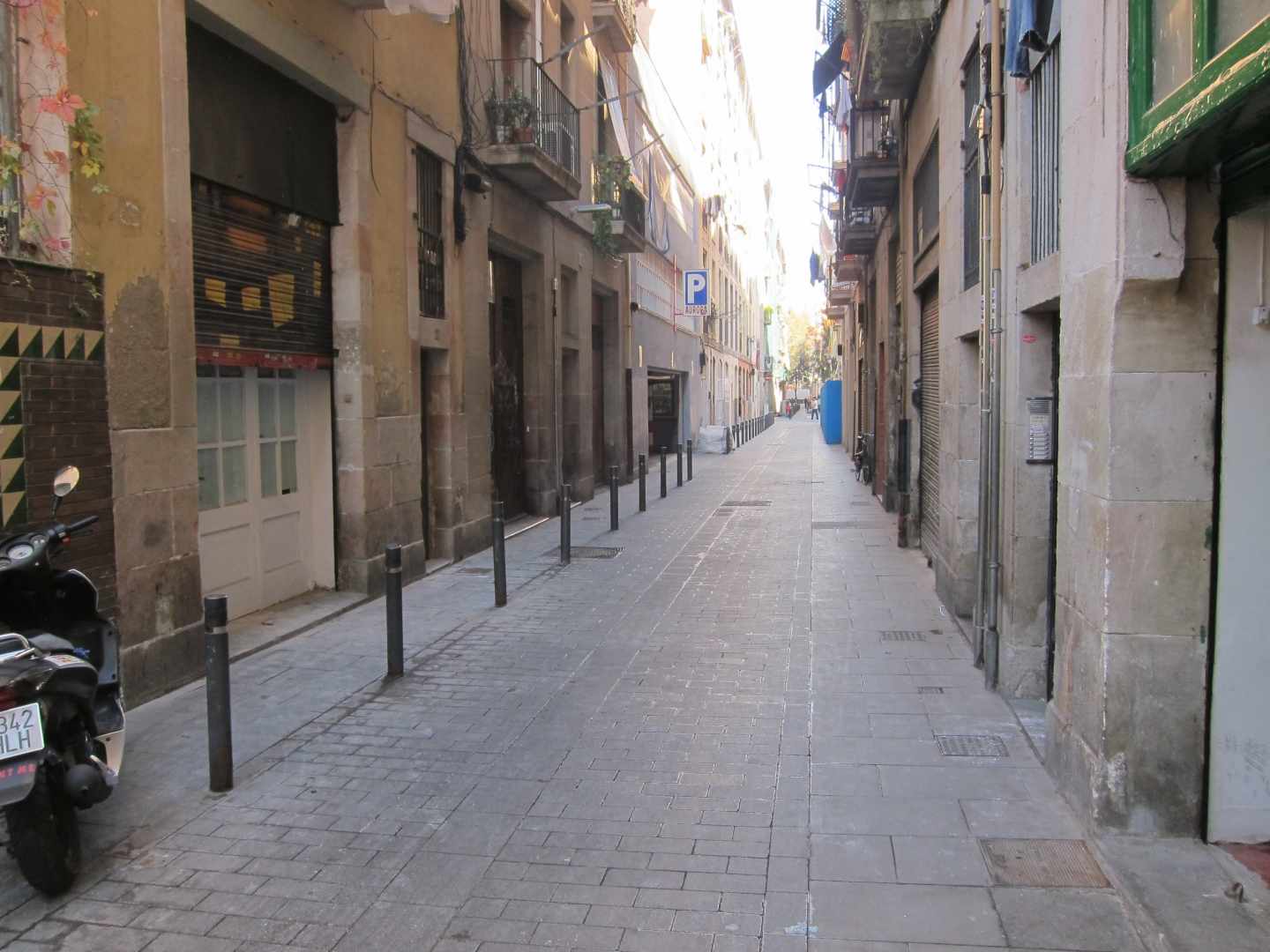 Una calle del Raval de Barcelona, cuya escasa ventilación favorece la concentración de amoniaco.