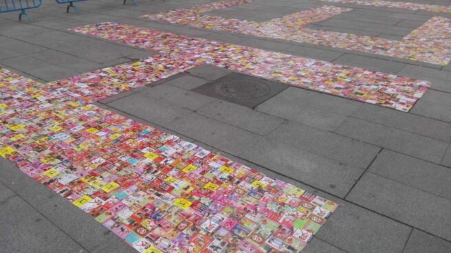 Un acto reciente en la Plaza de Callao en Madrid quiso hacer visible el problema de la trata de personas escribiendo con 'flyers' la palabra HELP.