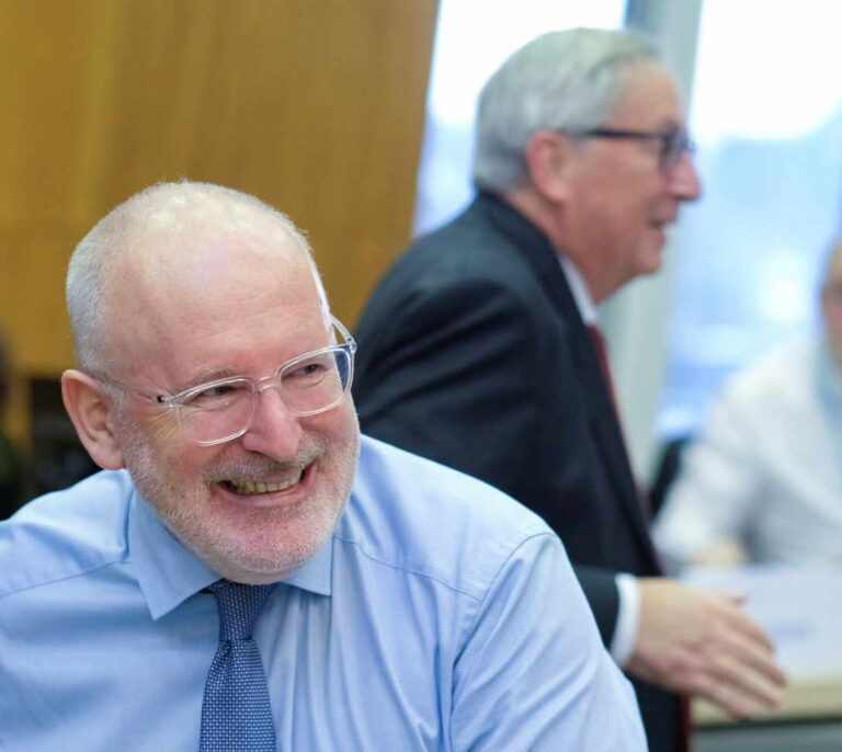 El vicepresidente de la Comisión Europea critica a PP y Cs por apoyarse en Vox