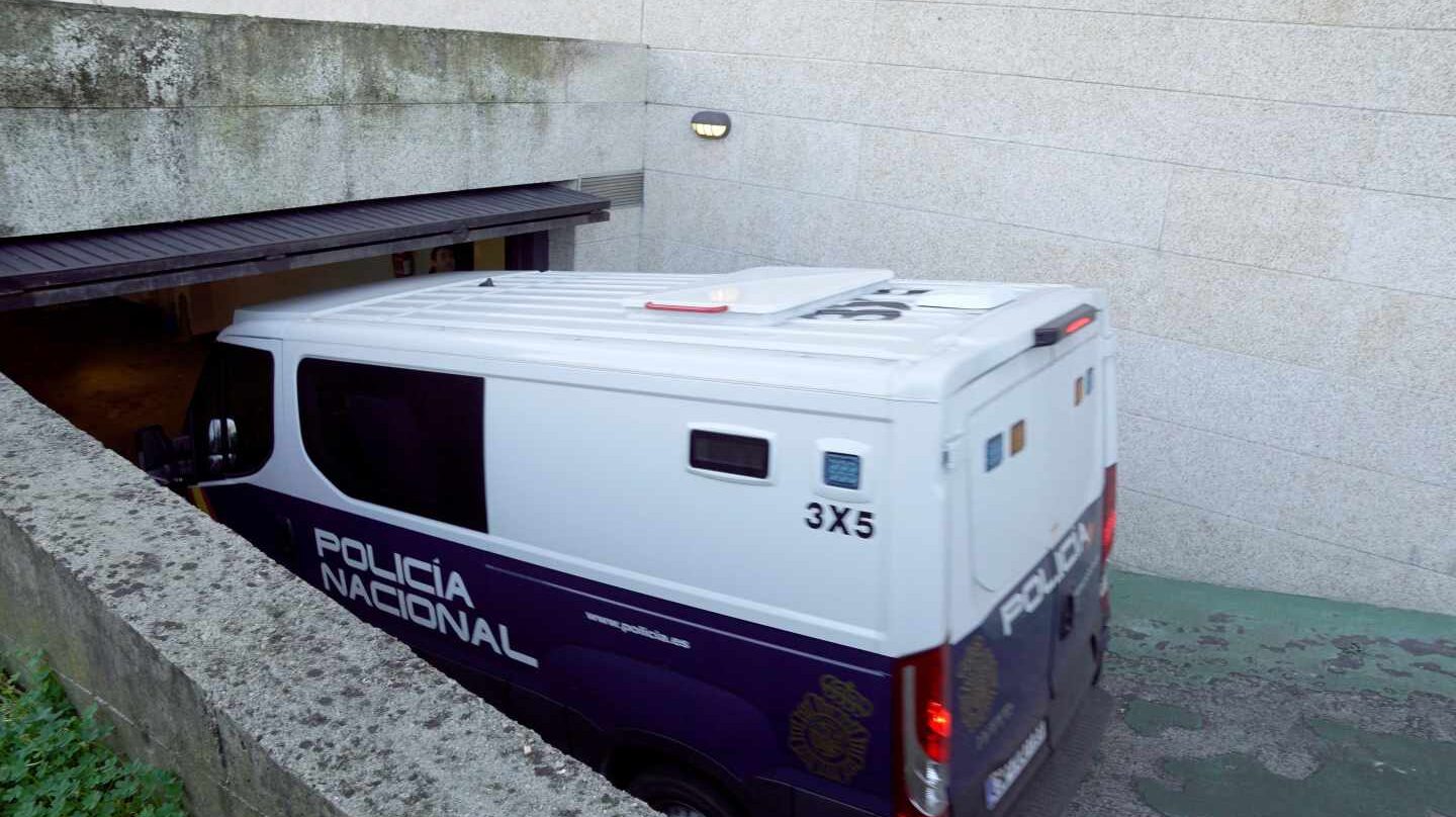 Furgón policial en los juzgados de Vigo.
