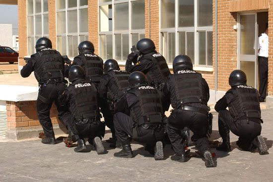Un grupo de GEOS de la Policía Nacional, durante un ejercicio de demostración.
