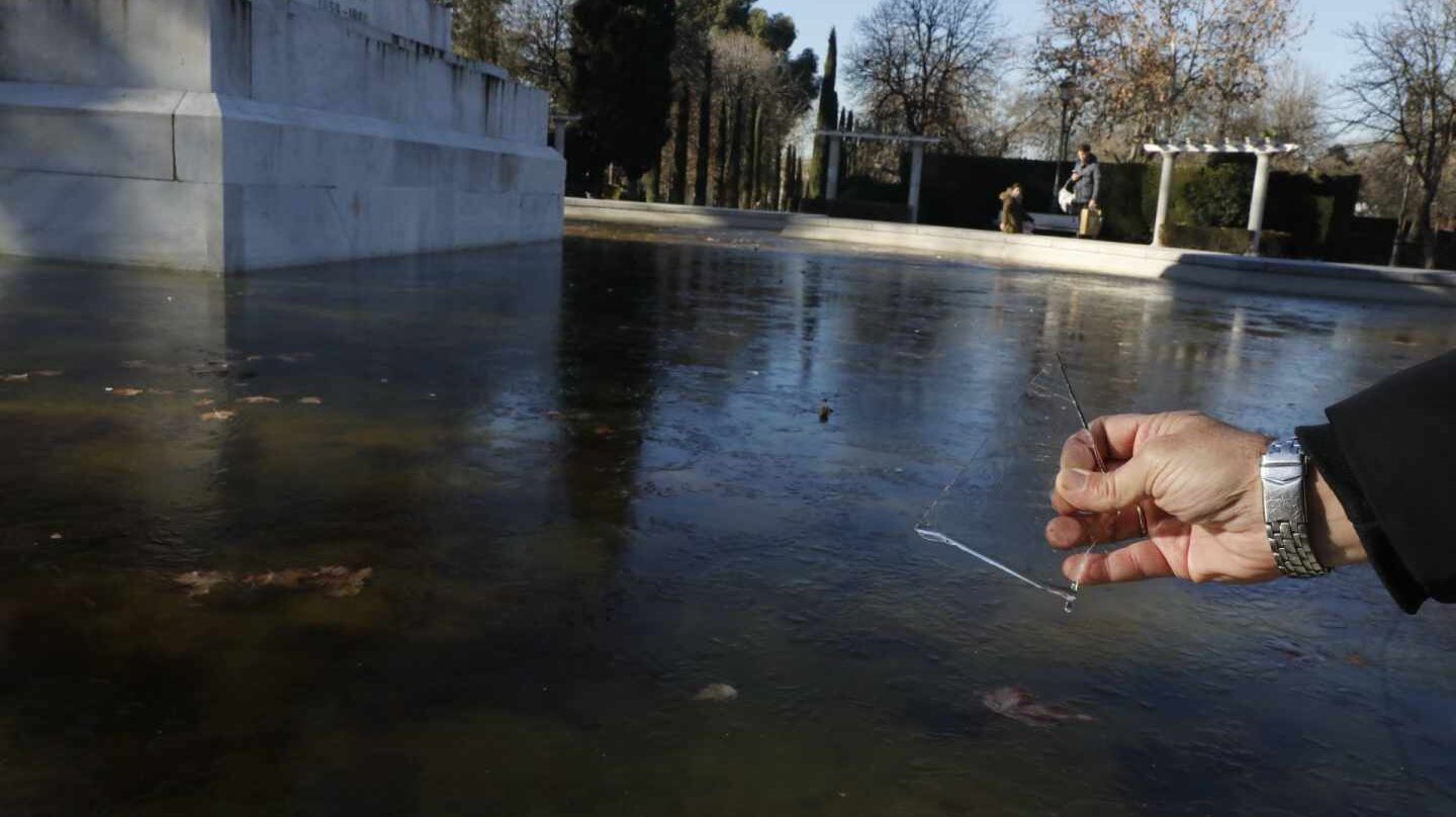 Un trozo de hielo formado en el lago de un parque por las bajas temperaturas registradas.