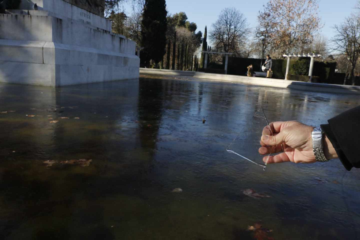 Un trozo de hielo formado en el lago de un parque por las bajas temperaturas registradas.