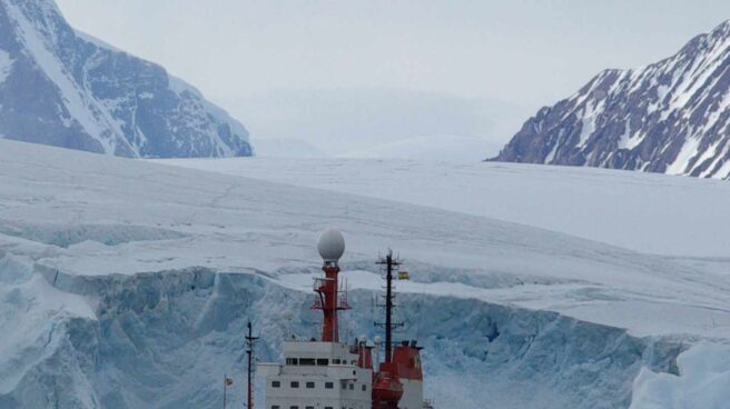 El Hespérides, en aguas del Antártico.