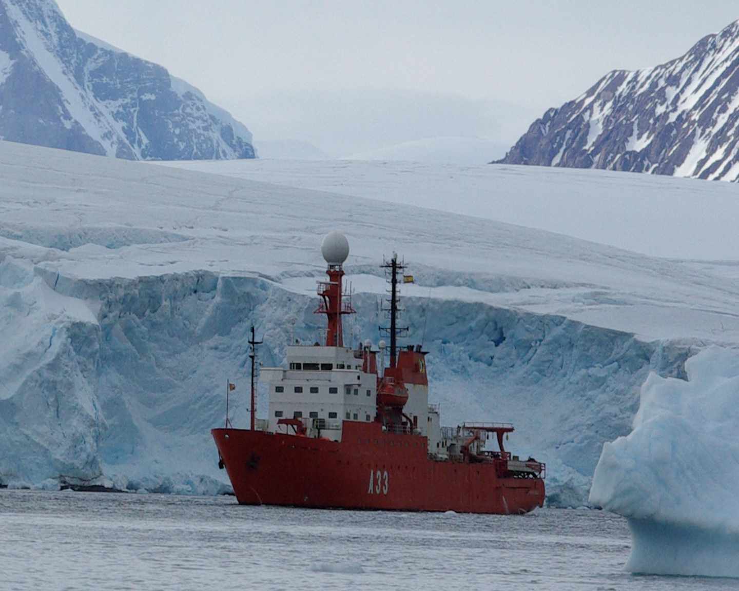 El Hespérides, en aguas del Antártico.