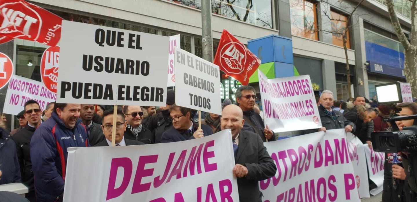 Trabajadores de VTC, frente a la sede de Podemos.