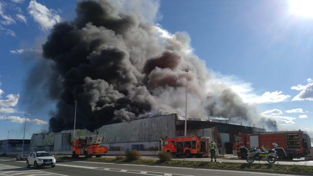 Arde el polígono de la Cova en Valencia