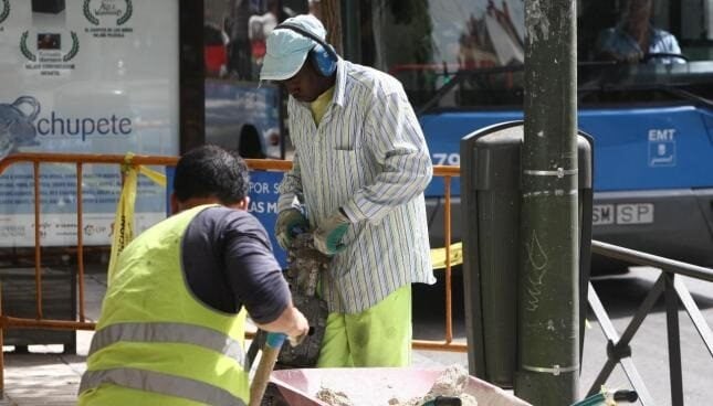 Trabajadores extranjeros en una obra en Madrid.