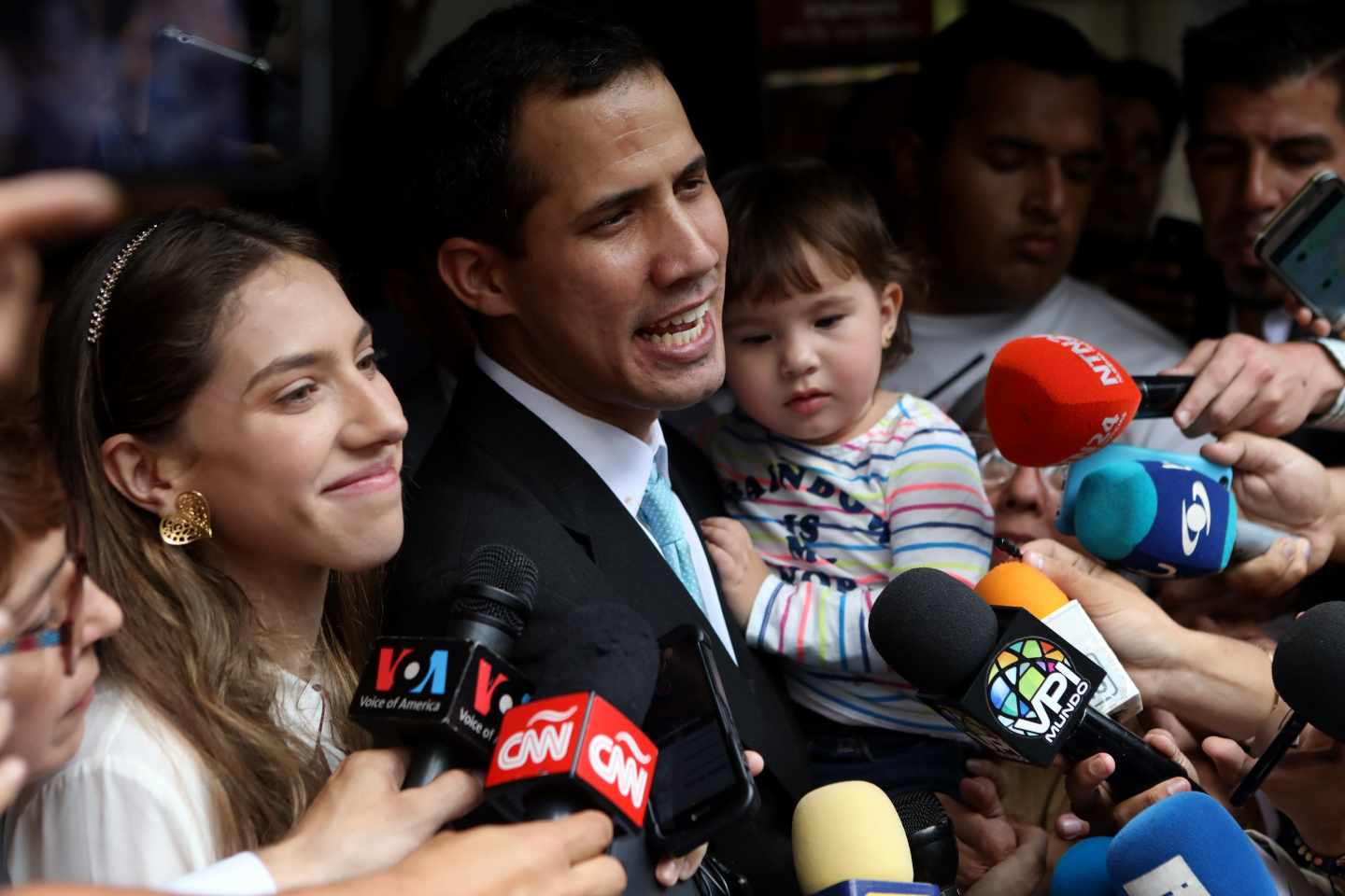 Juan Guaidó junto a su esposa Fabiana Rosales y su hija Miranda, en Caracas.