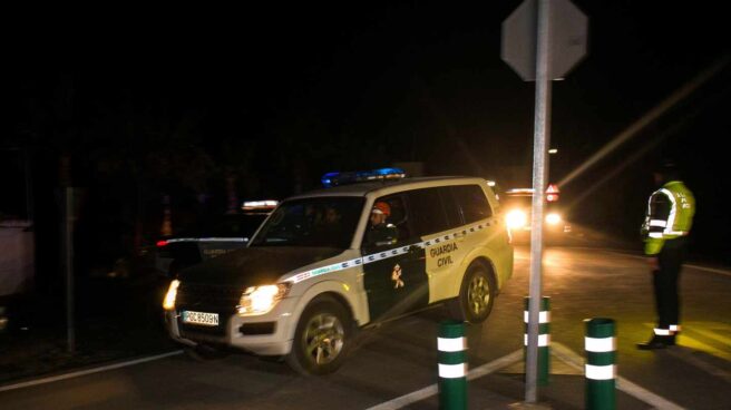 Un coche de la guardia civil en Tolalan.