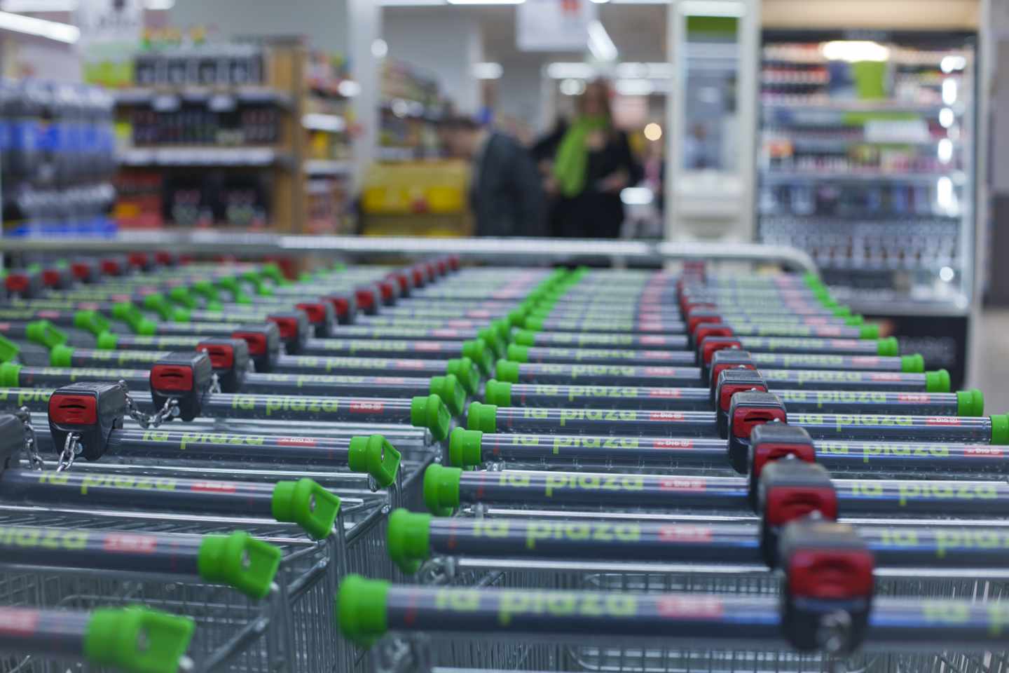 Carros en un supermercado de La Plaza de Dia.