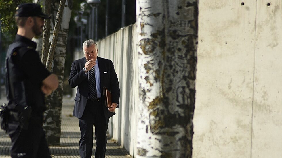 Luis Bárcenas, ex tesorero y ex senador del PP, dirigiéndose a la Audiencia Nacional.