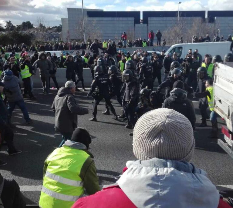 Cargas policiales contra los taxistas en Madrid para desbloquear la M-40