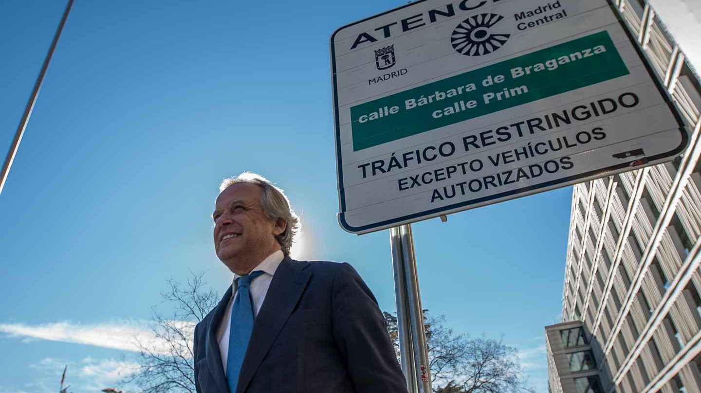 El presidente de Madrid Foro Empresarial, Hilario Alfaro, posa en uno de los accesos de Madrid Central.