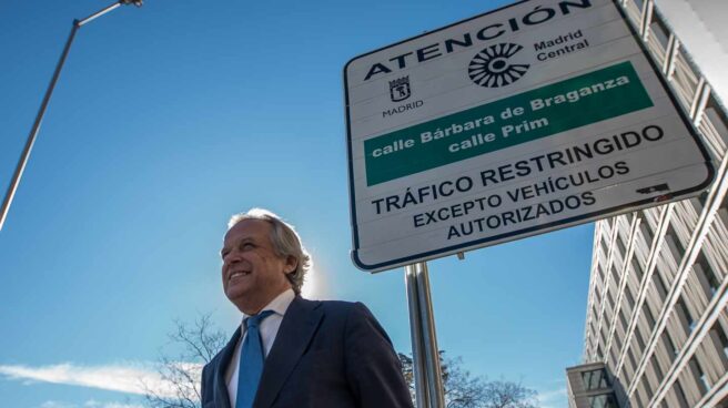 madrid-central-patronal El presidente de Madrid Foro Empresarial, Hilario Alfaro, posa en uno de los accesos de Madrid Central.