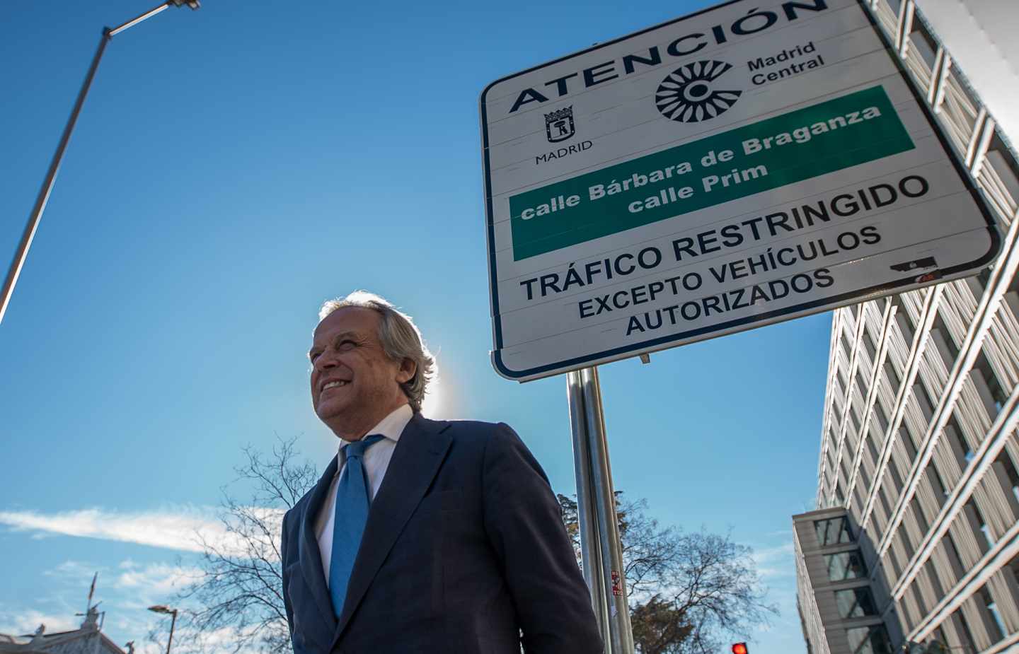 El presidente de Madrid Foro Empresarial, Hilario Alfaro, posa en uno de los accesos de Madrid Central.