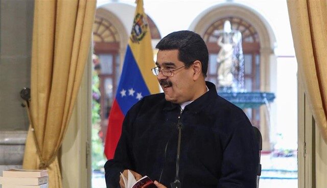 Maduro denuncia un "montaje" contra él por la detención de periodistas de Efe
