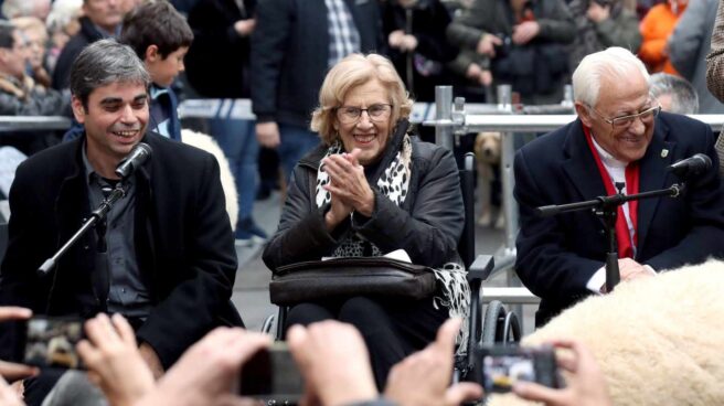 Manuela Carmena, durante un acto celebrado en Madrid junto al Padre Ángel y al concejal Jorge García Castaño.