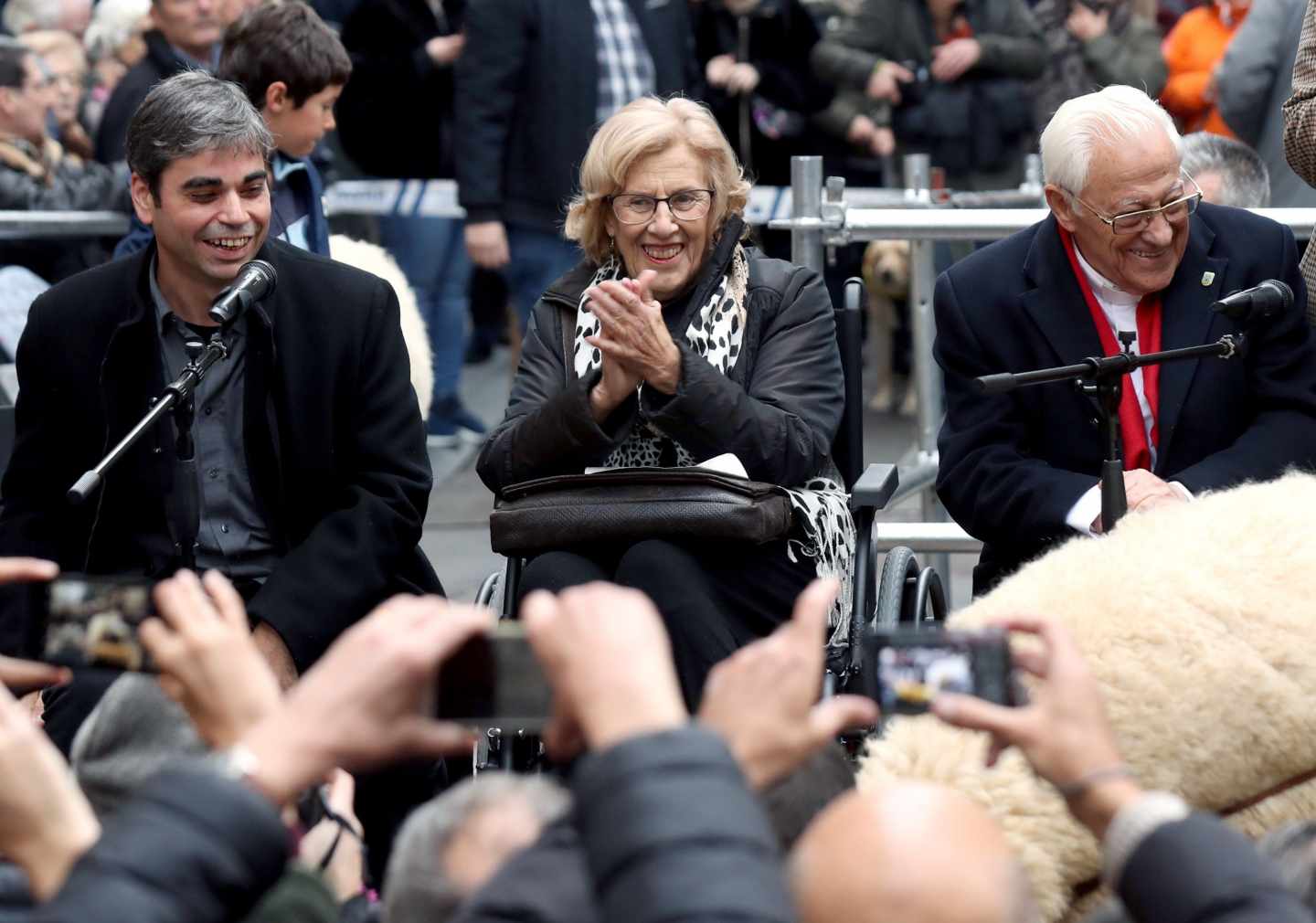 Manuela Carmena, durante un acto celebrado en Madrid junto al Padre Ángel y al concejal Jorge García Castaño.