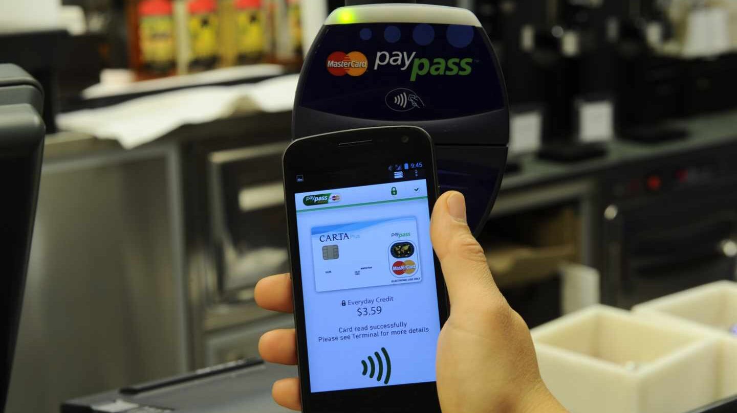 Bruselas multa a Mastercard con 570 millones por limitar la libre competencia.