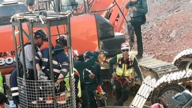 Los mineros se turnan dentro del túnel de rescate para aproximarse a Julen