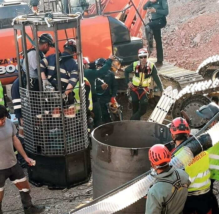 Los mineros se turnan dentro del túnel de rescate para aproximarse a Julen