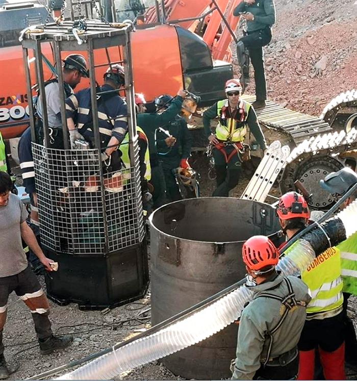 Los mineros se turnan dentro del túnel de rescate para aproximarse a Julen