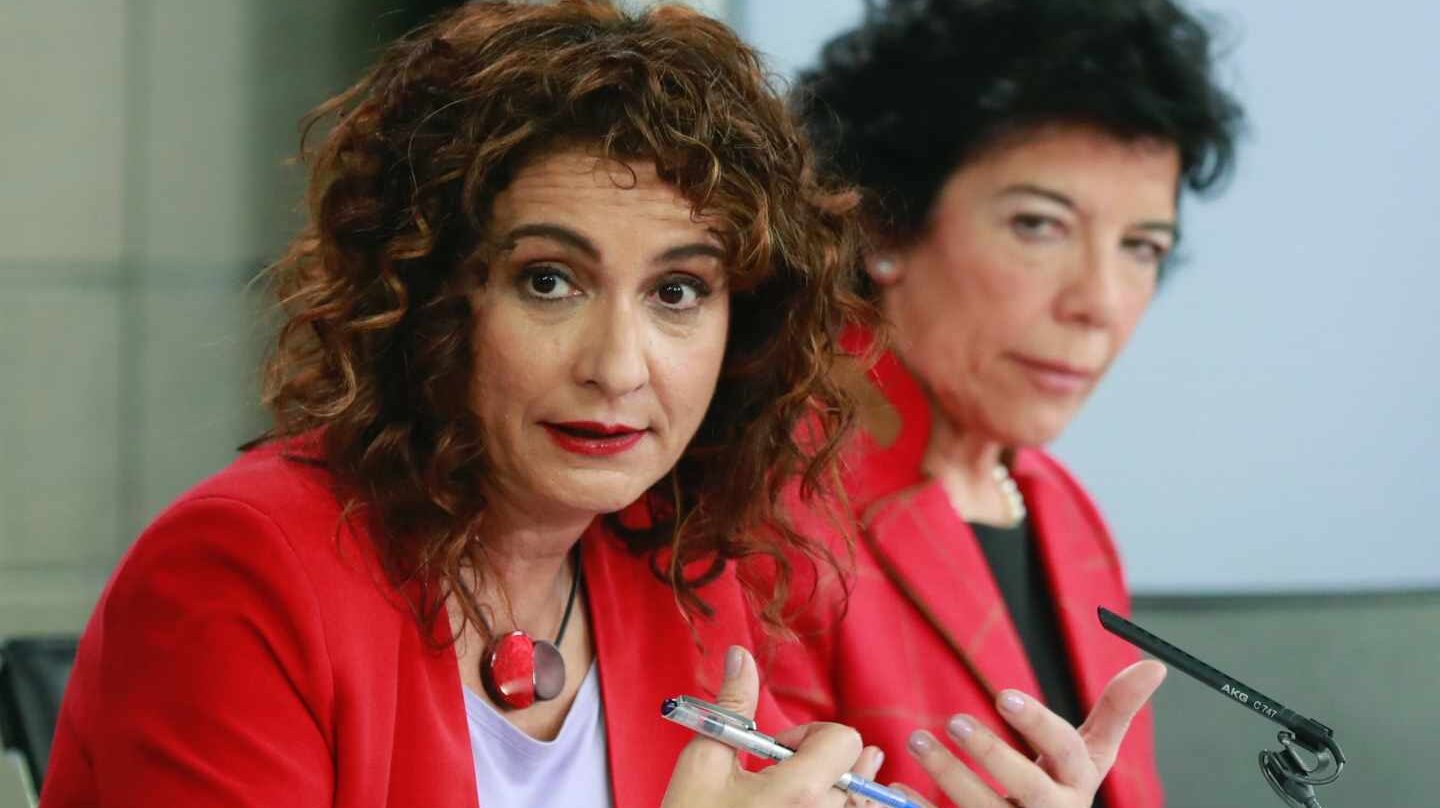 Mará Jesús Montero, ministra de Hacienda, e Isabel Celaá, portavoz del gobierno.