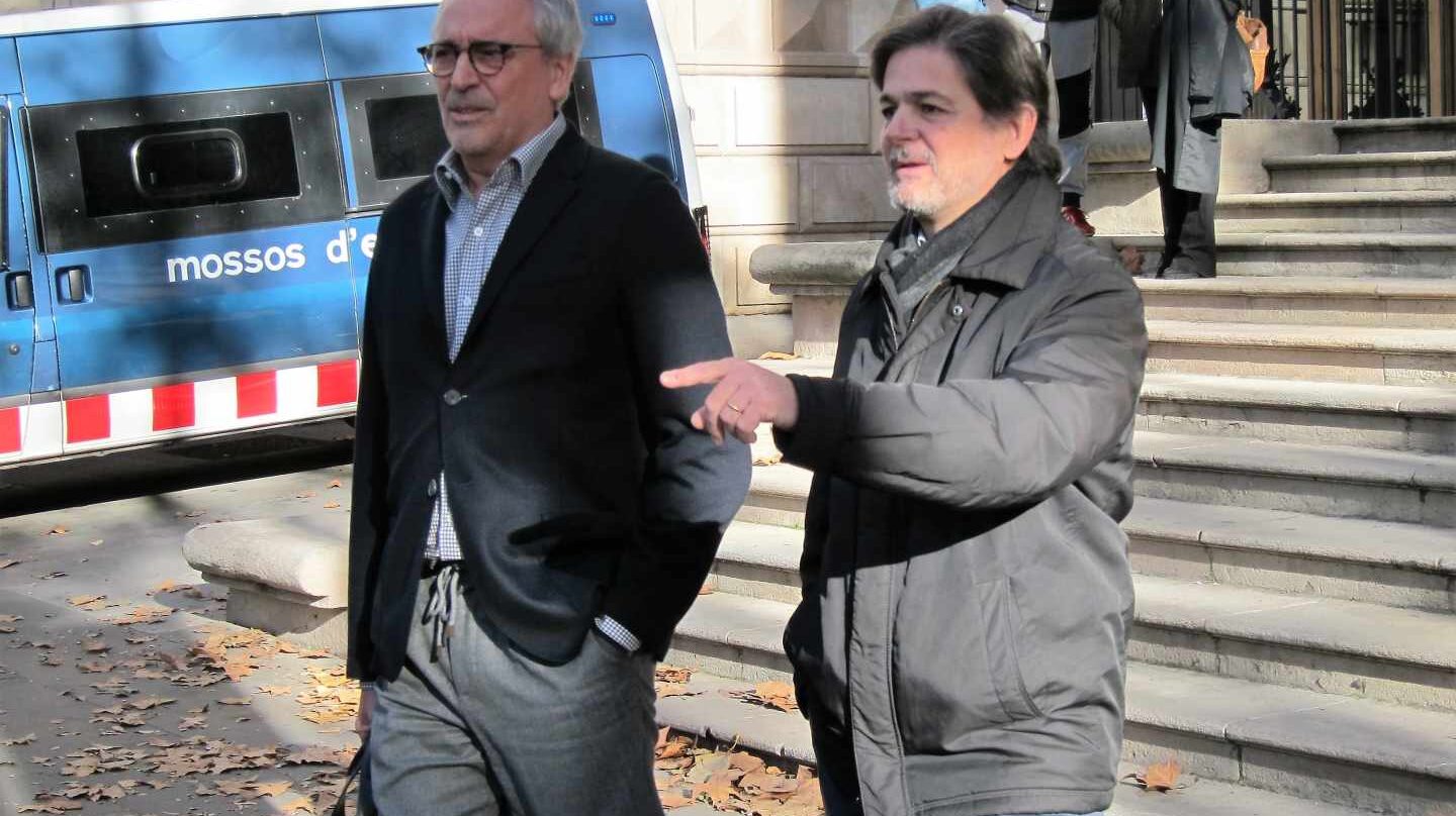 Oriol Pujol, junto a su abogado.