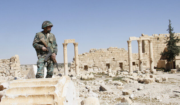 Un soldado sobre las ruinas del complejo arqueológico de Parmira, en Siria