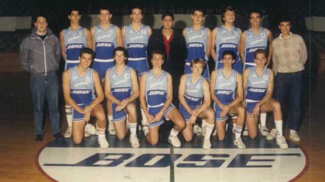 pedro_sanchez_estudiantes Pedro Sánchez (abajo a la izquierda, con el dorsal 11), durante su primer año como juvenil del Estudiantes, en 1988.