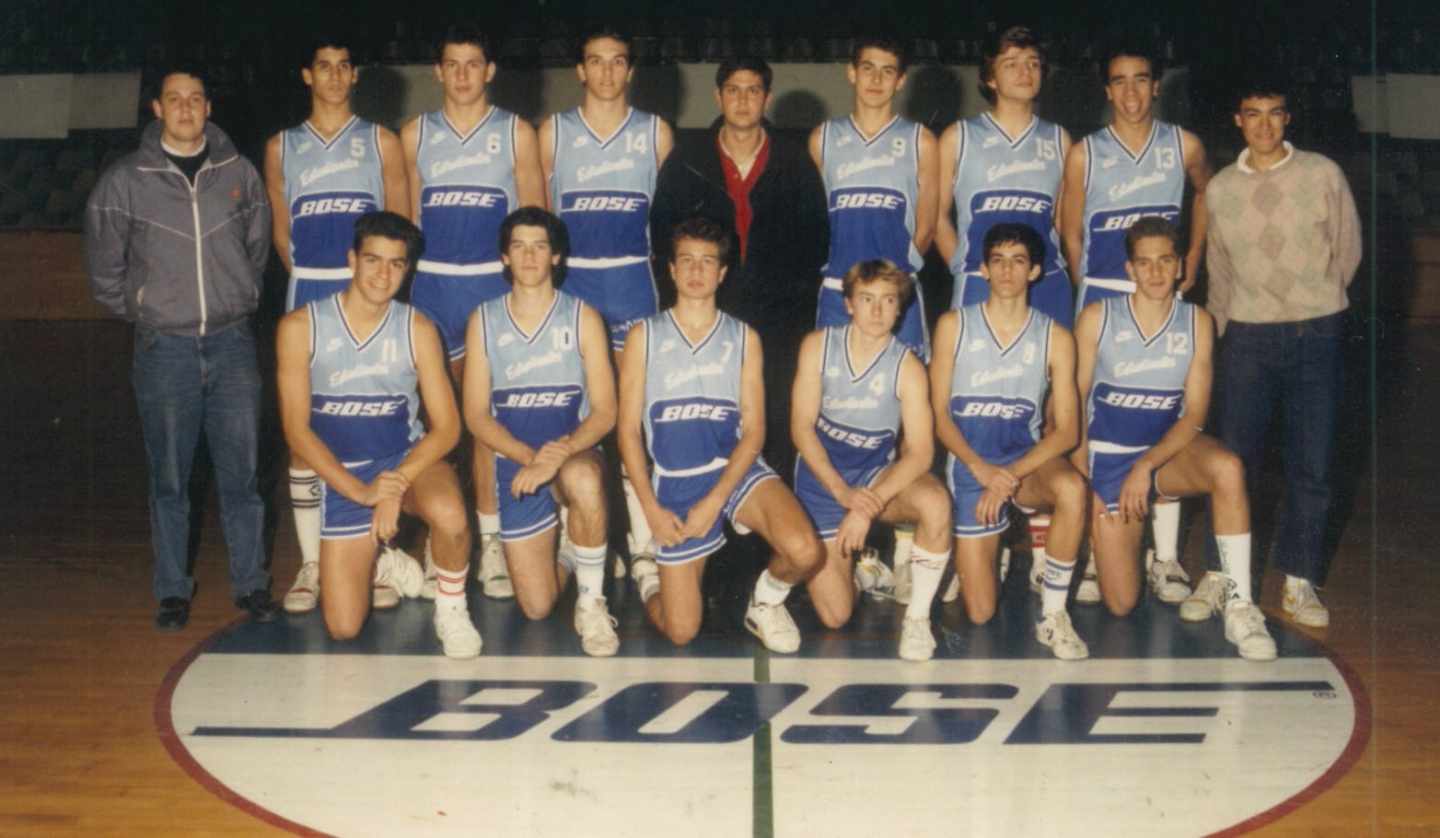 Pedro Sánchez (abajo a la izquierda, con el dorsal 11), durante su primer año como juvenil del Estudiantes, en 1988.