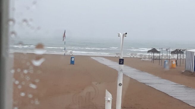 Playa de Gandía con lluvia.