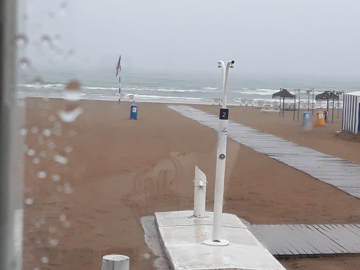 Playa de Gandía con lluvia.