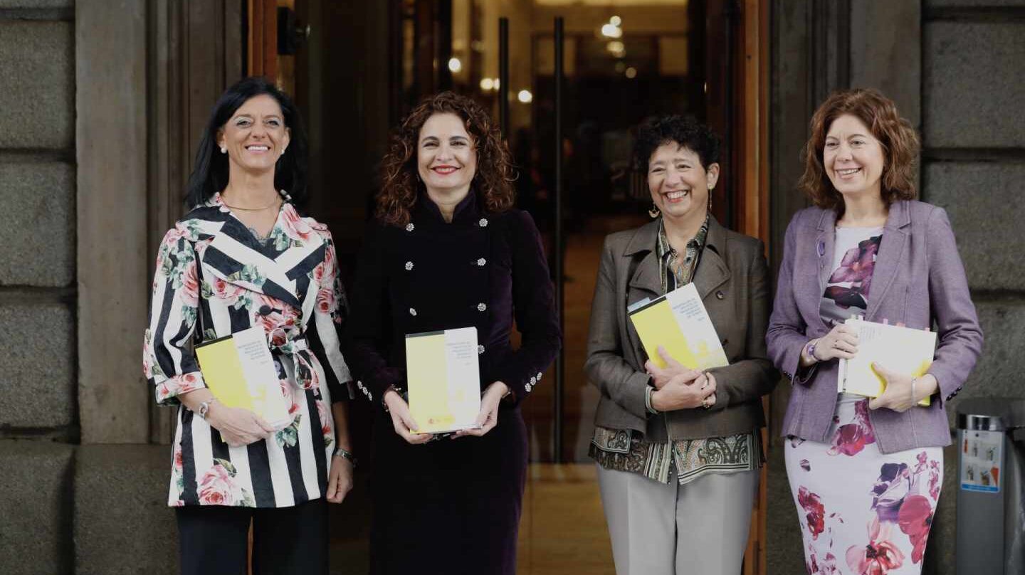 La ministra de Hacienda, María Jesús Montero (2ª, izqda.), en la entrega de los Presupuestos en el Congreso.
