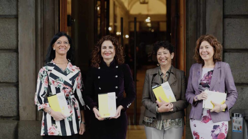 La ministra de Hacienda, María Jesús Montero (2ª, izqda.), en la entrega de los Presupuestos en el Congreso.