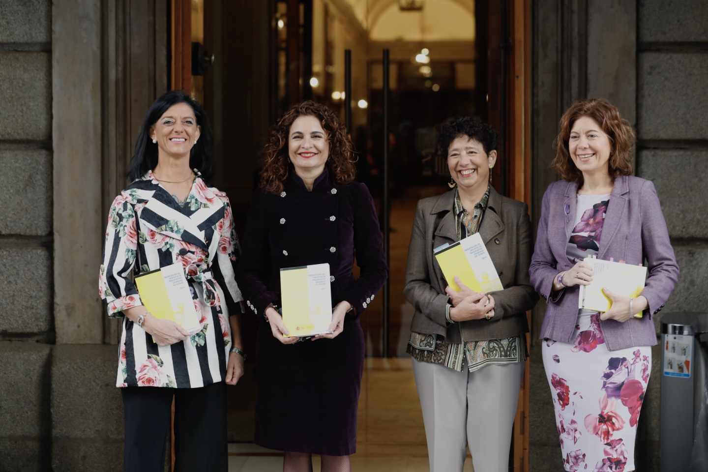 La ministra de Hacienda, María Jesús Montero (2ª, izqda.), en la entrega de los Presupuestos en el Congreso.