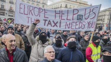 Los taxistas de Madrid renuncian a exigir plazo de precontratación a las VTC