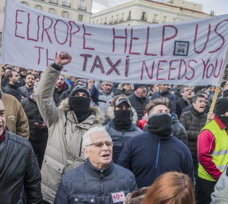 Los taxistas de Madrid renuncian a exigir plazo de precontratación a las VTC
