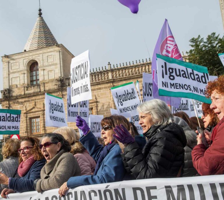 Feminismo al grito de "fuera fascistas" en las puertas del Parlamento andaluz