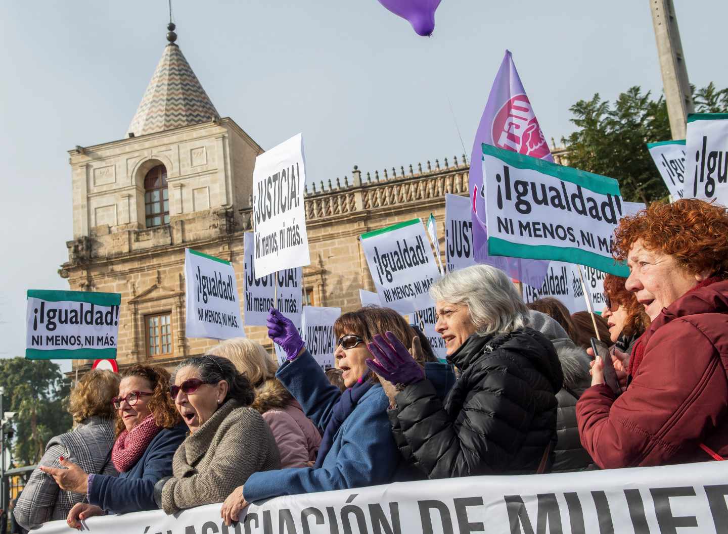 Un momento de la protesta frente al Parlamento andaluz.