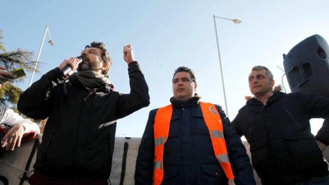 Rafa Mayoral (Podemos) interviene durante una asamblea de taxistas.