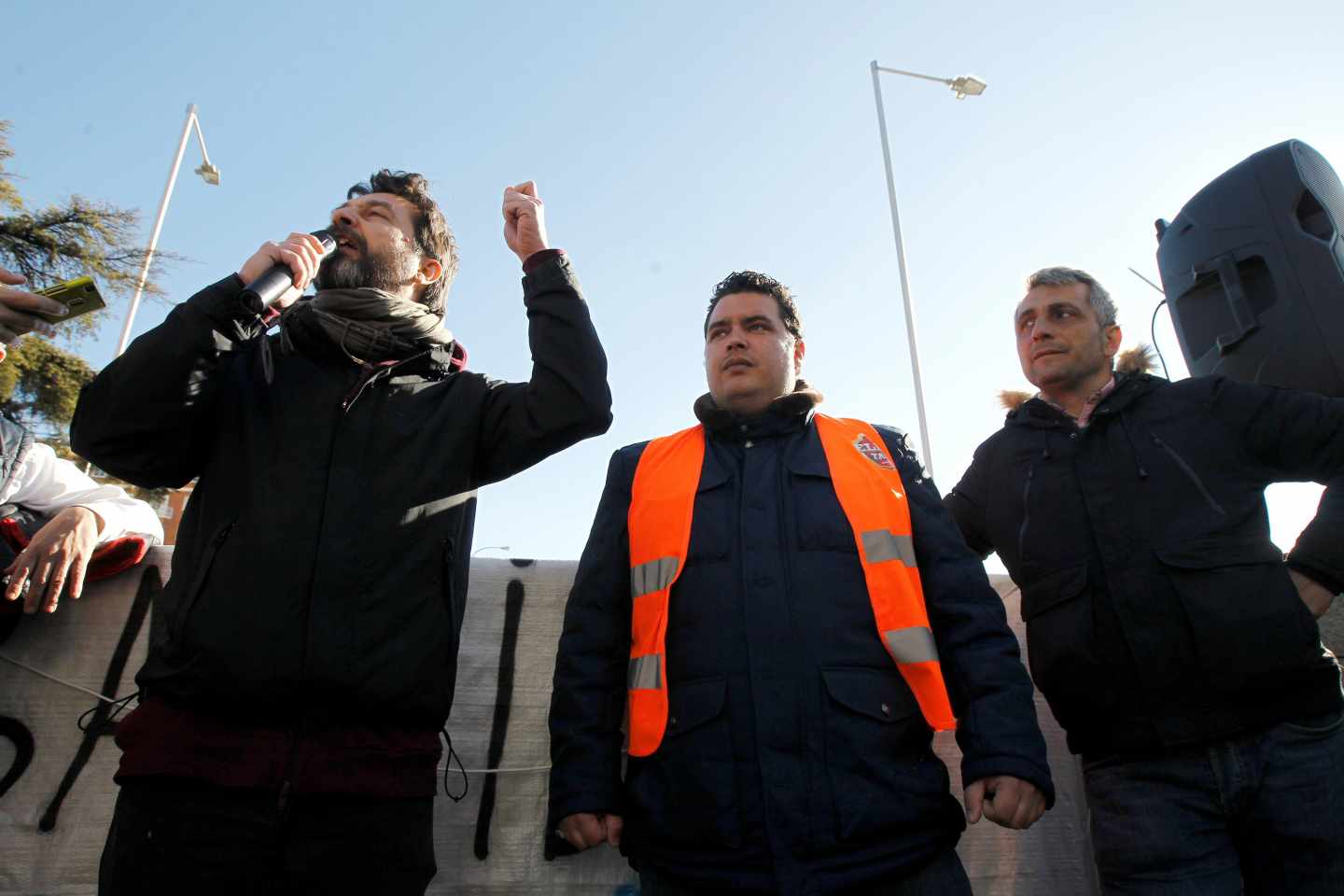 Rafa Mayoral (Podemos) interviene durante una asamblea de taxistas.