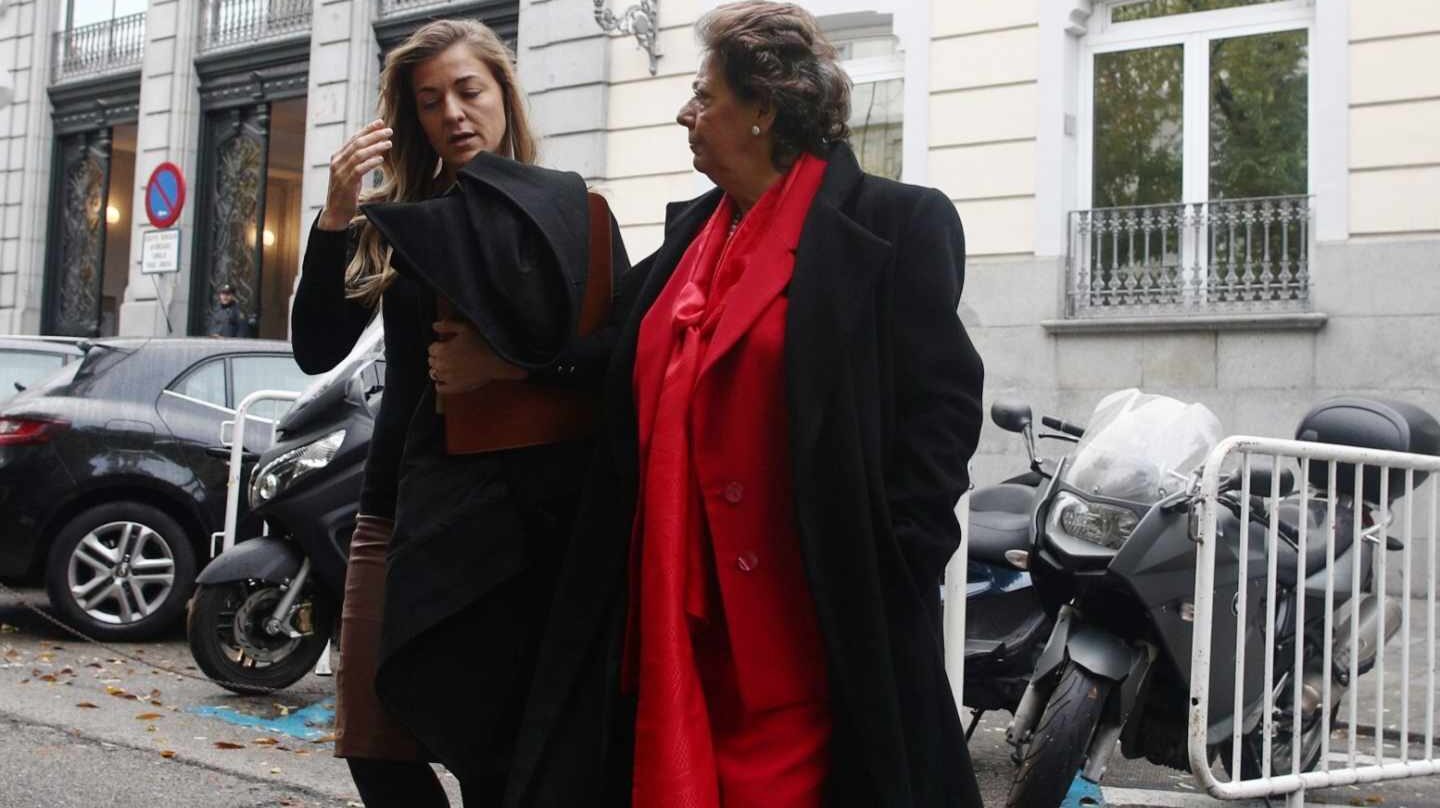 Rita Corbín Barberá acompaña a su tía, Rita Barberá, durante una declaración en el Tribunal Supremo, en noviembre de 2016.
